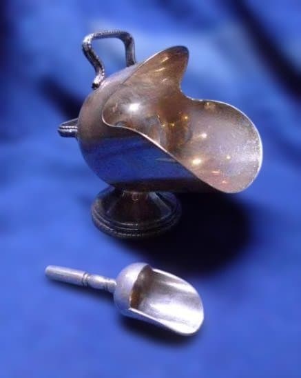 貴重なアンティーク　銀製品のシュガースカットルです。