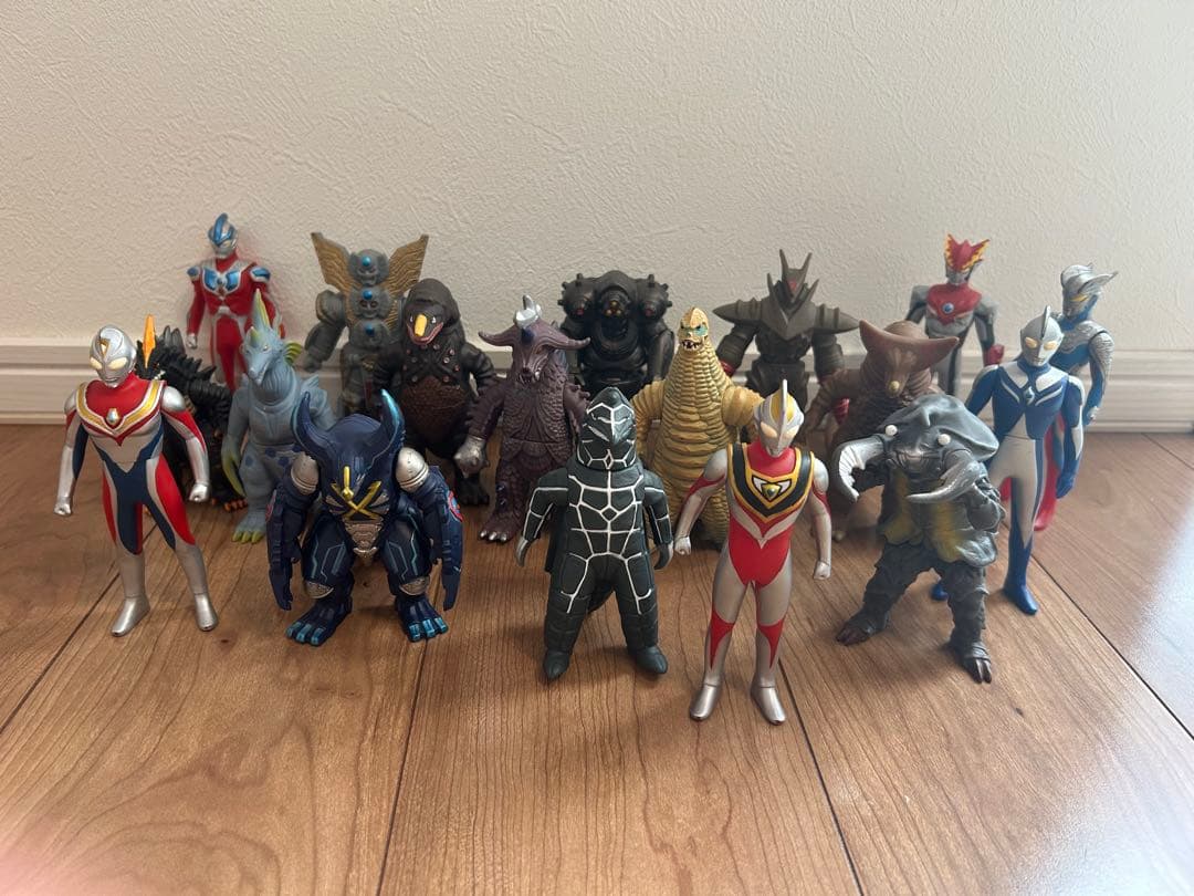 ウルトラ怪獣 12体（ドラコ含）　ウルトラマン 6体　ソフビ　値下げ‼︎