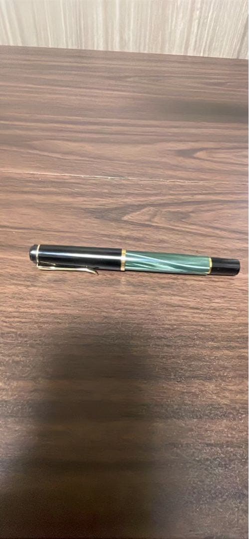 ペリカン　万年筆 黒と緑の樹脂製