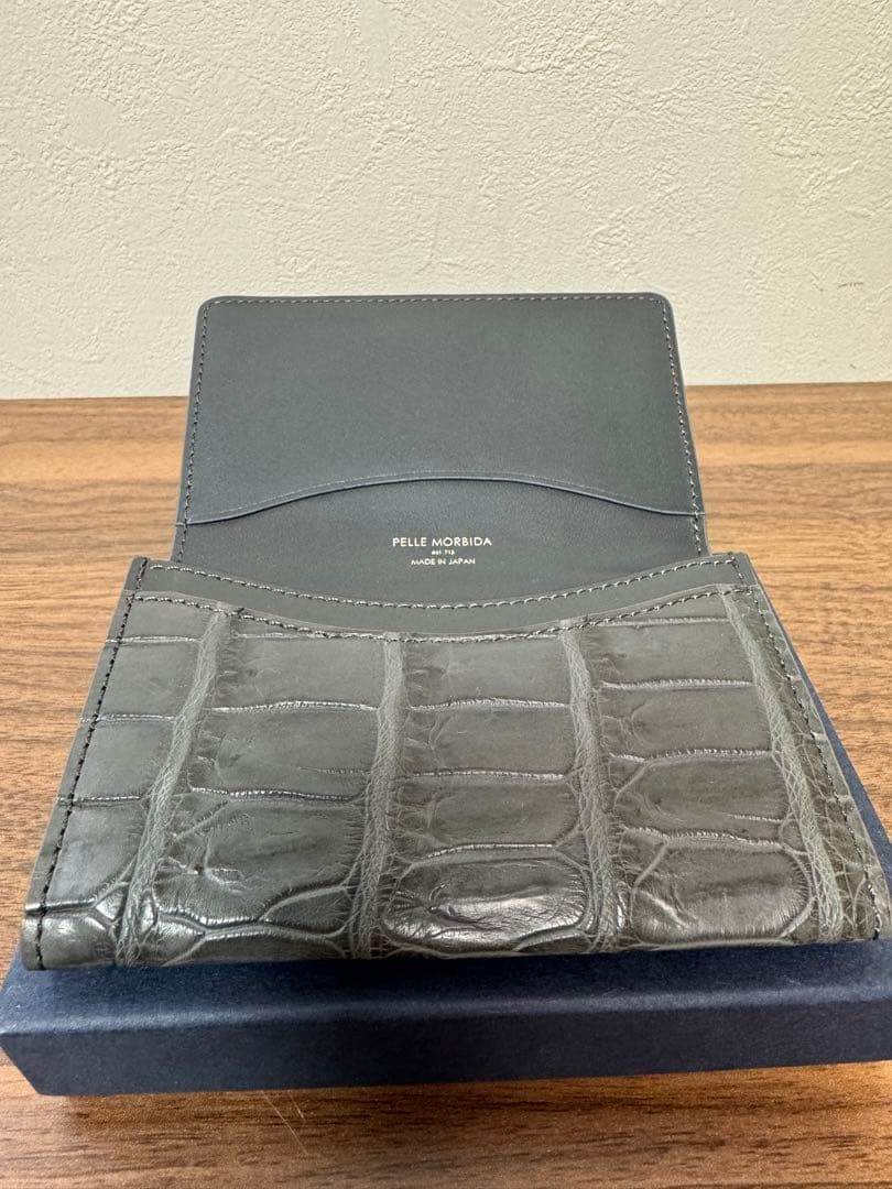 Pelle Morbida ワニ革 名刺入れ　グレーPMO-CRS011