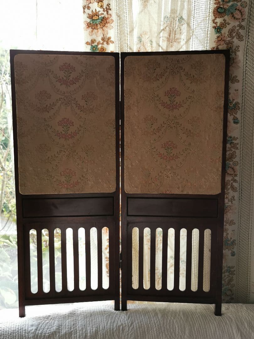 アンティーク マホガニー金彩彫刻スクリーン 子供達のセピア絵 レザー 花織生地