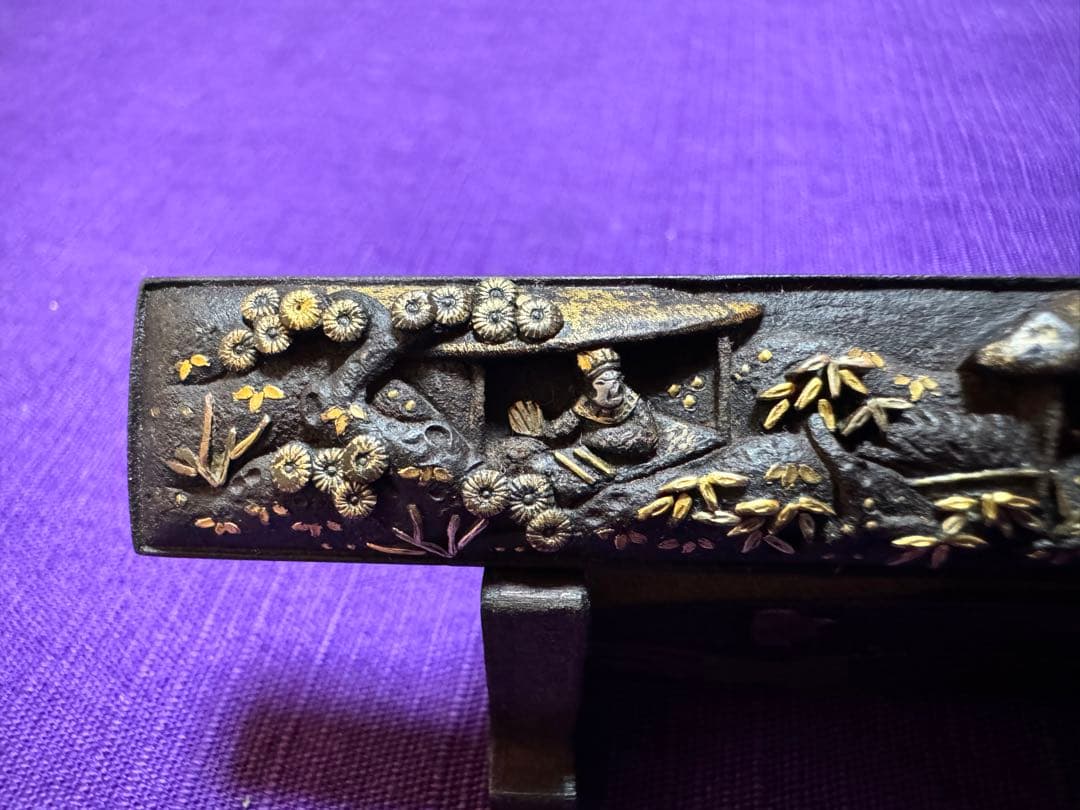 不世出の逸品　三顧礼図　無銘鉄元堂派　小柄　鉄地容彫金銀銅色絵象嵌（目貫笄鍔鐔拵
