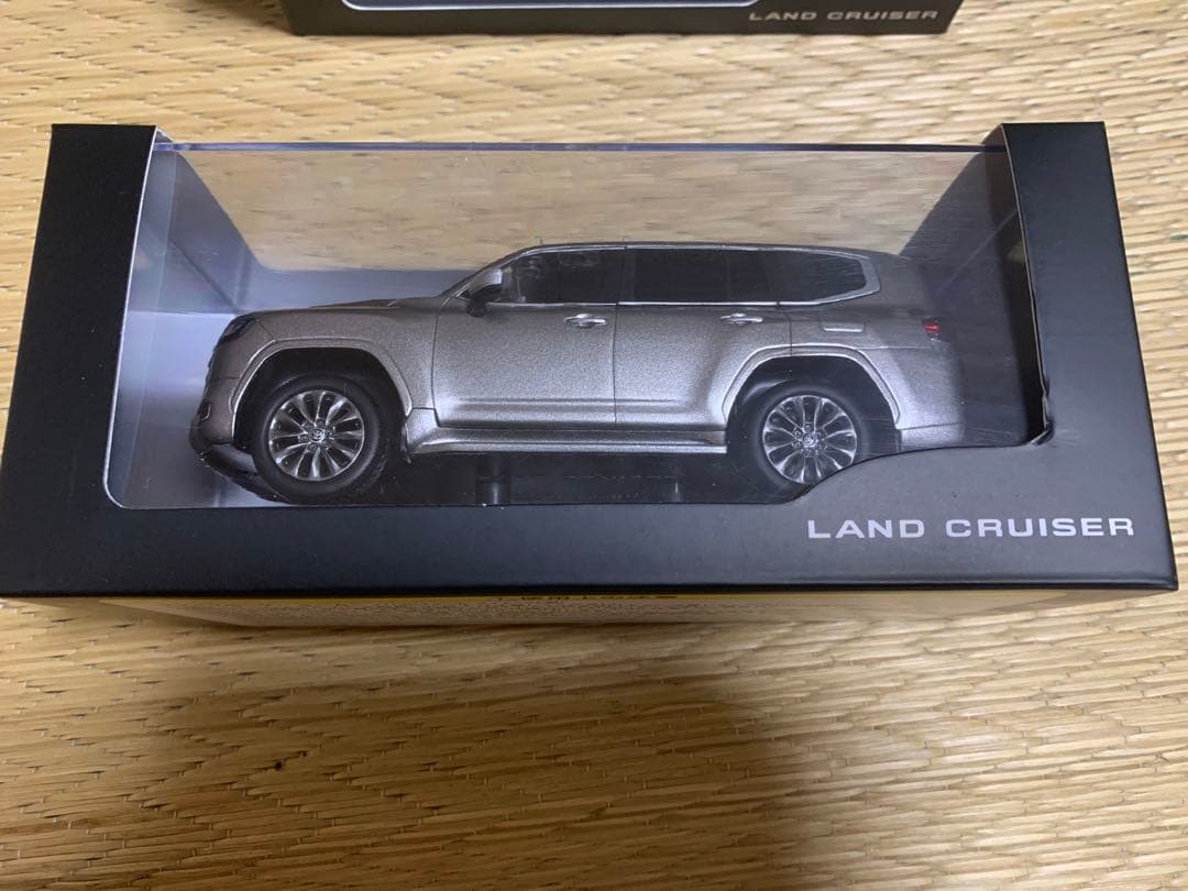 トヨタ　ランドクルーザー300　カラーサンプル　ミニカー