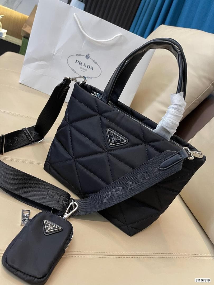 国内即発ノベルティ　ハンドバッグです　ブラック　バッグ