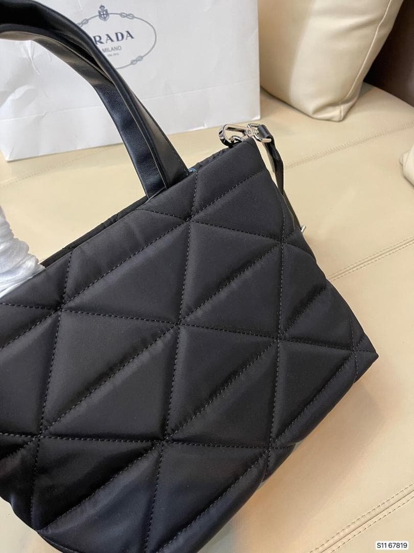 国内即発ノベルティ　ハンドバッグです　ブラック　バッグ