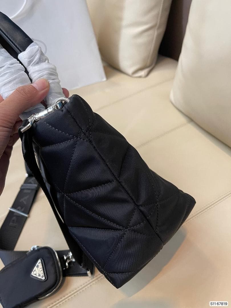 国内即発ノベルティ　ハンドバッグです　ブラック　バッグ