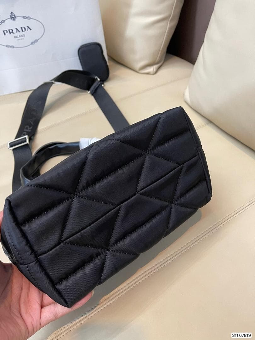 国内即発ノベルティ　ハンドバッグです　ブラック　バッグ