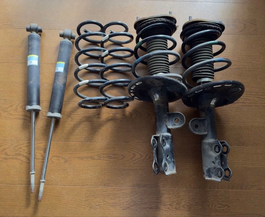 トヨタ　プリウスα 純正サスペンション