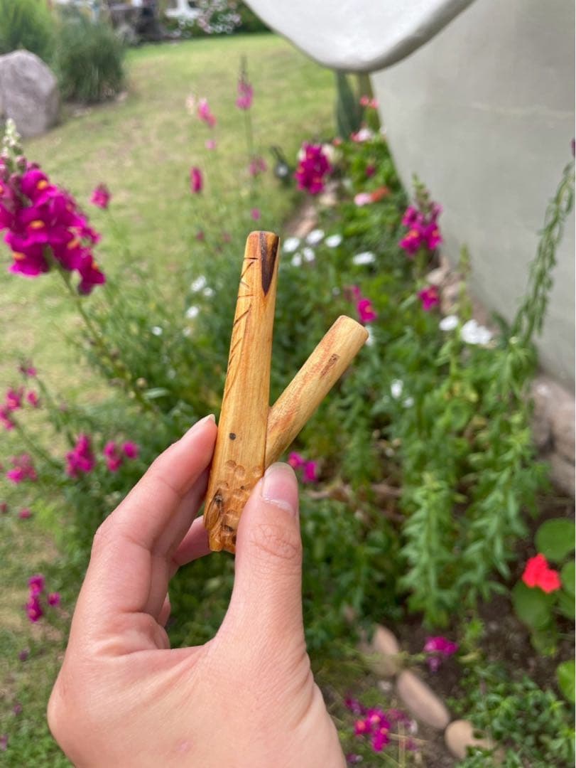 アンデスの聖なる木「パロサント」で丁寧に彫られた、コンドルのクリペ