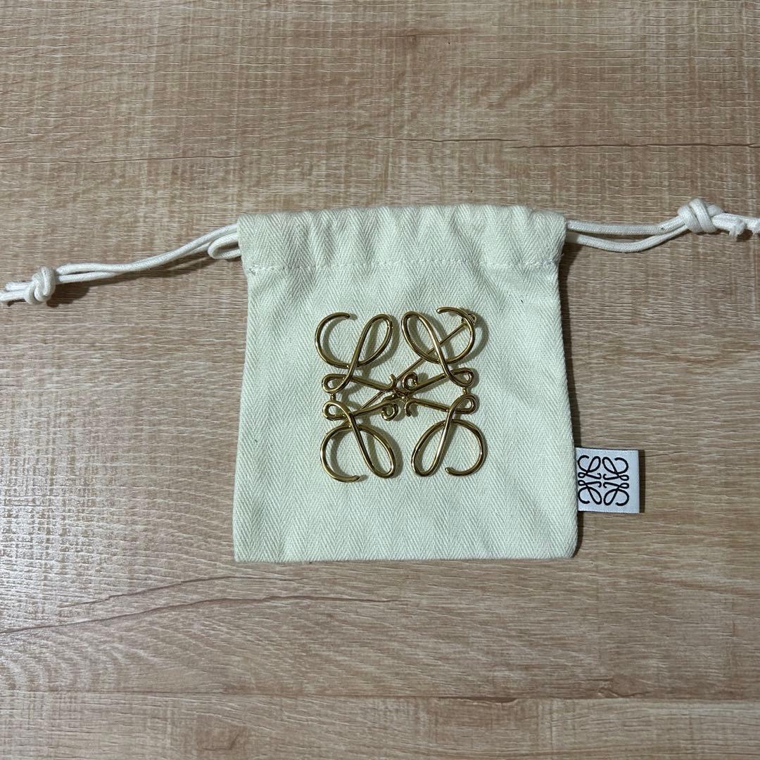 LOEWE アナグラム ブローチ ゴールド