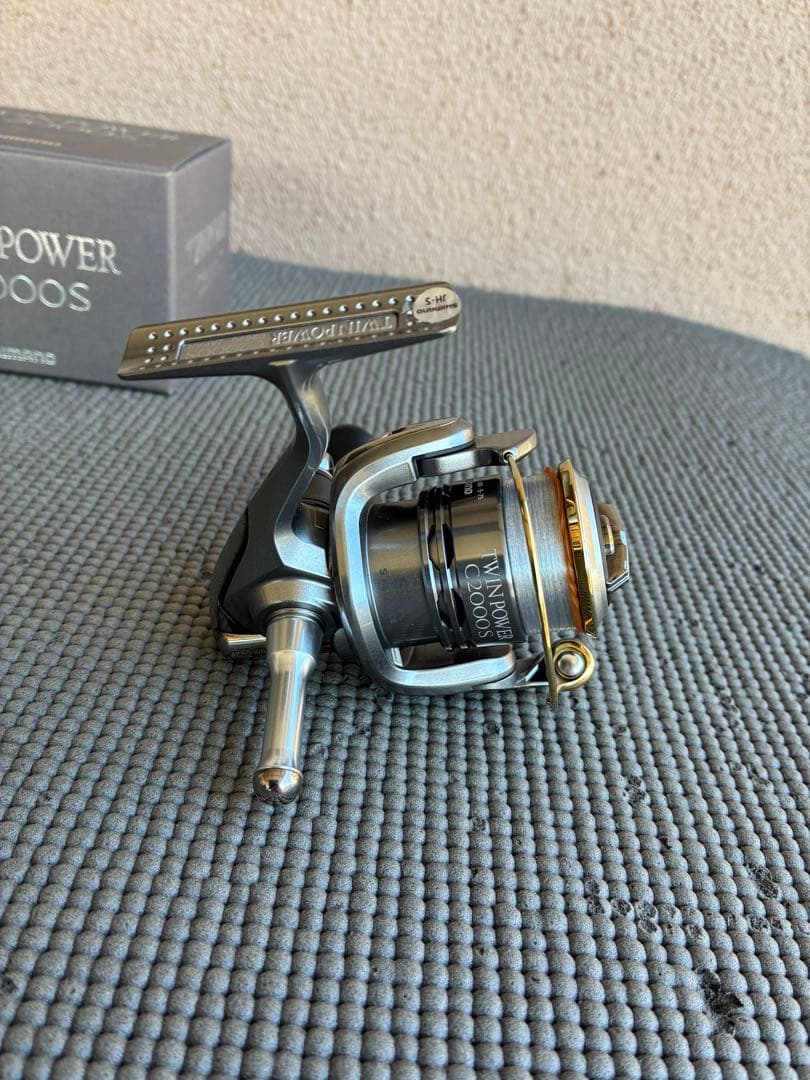 Shimano 11ツインパワーC2000S C 1000Sスプール付き