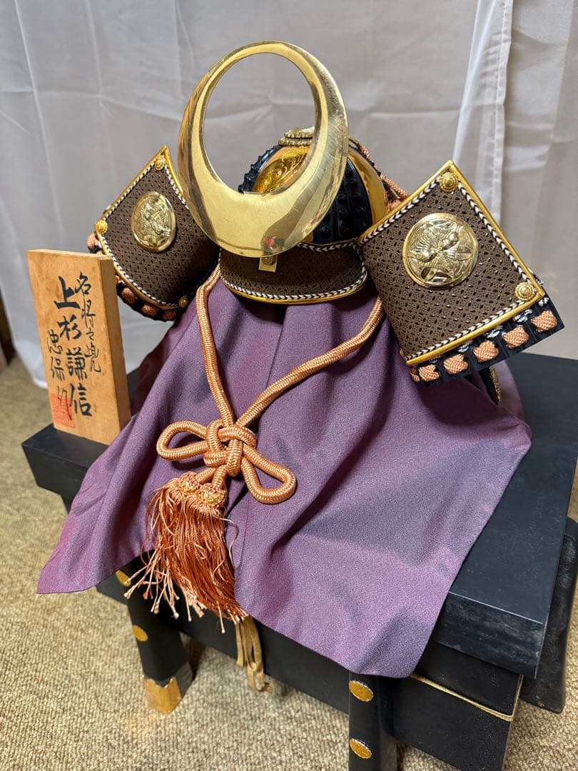 五月人形　日本の武士の兜と鎧のミニチュア