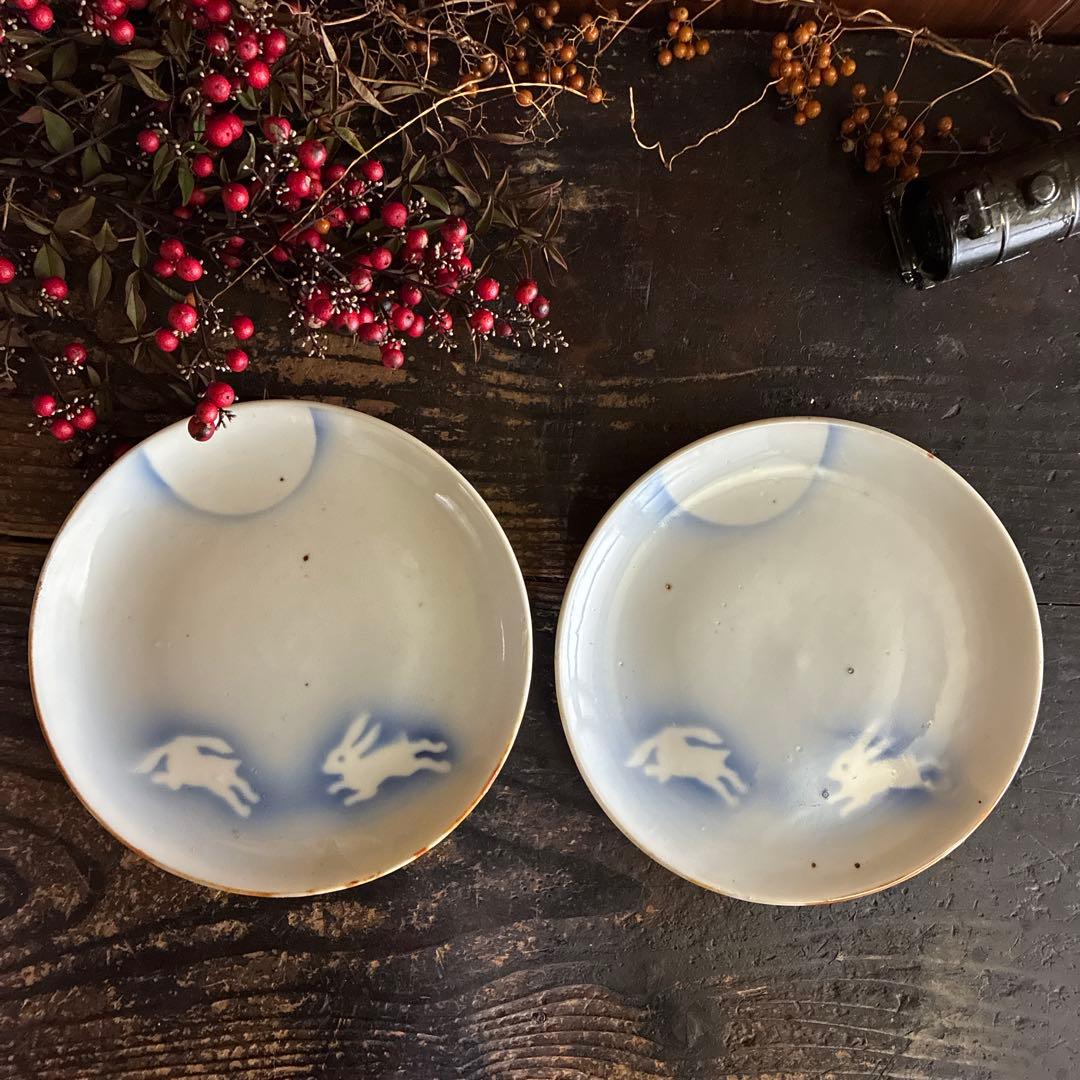 骨董　希少　印判手　吹き墨　月兎　跳ね兎　著書掲載酷似品　中皿２客　バラ売り不可