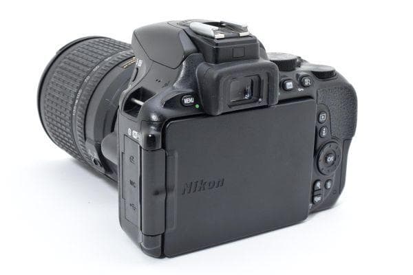 Nikon D5600 AF-S 18-135mmレンズセット　SDカード付
