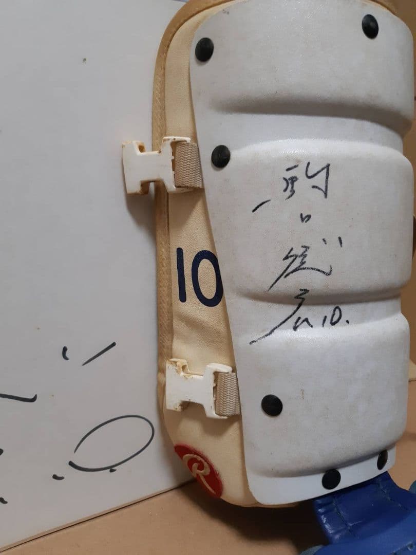 横浜ベイスターズ 駒田徳広サイン入り実使用バッティングレガースとサイン色紙
