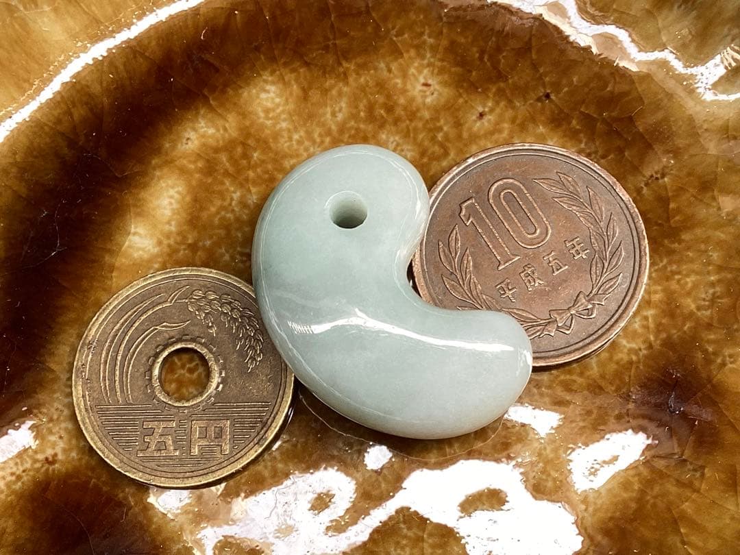 ✳味身良好‼️ 摩訶不思議なパワーの糸魚川翡翠　ジェダイト勾玉　御守り*守護石に‼️