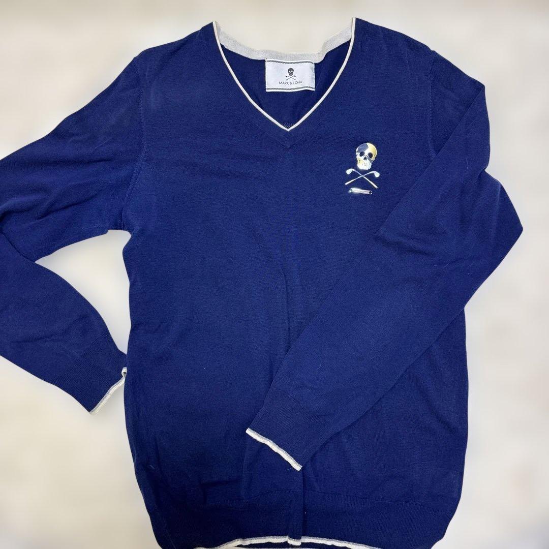 マークアンドロナ　Vネックセーター　スカル　バックロゴ　長袖　ブルー　メンズ　L