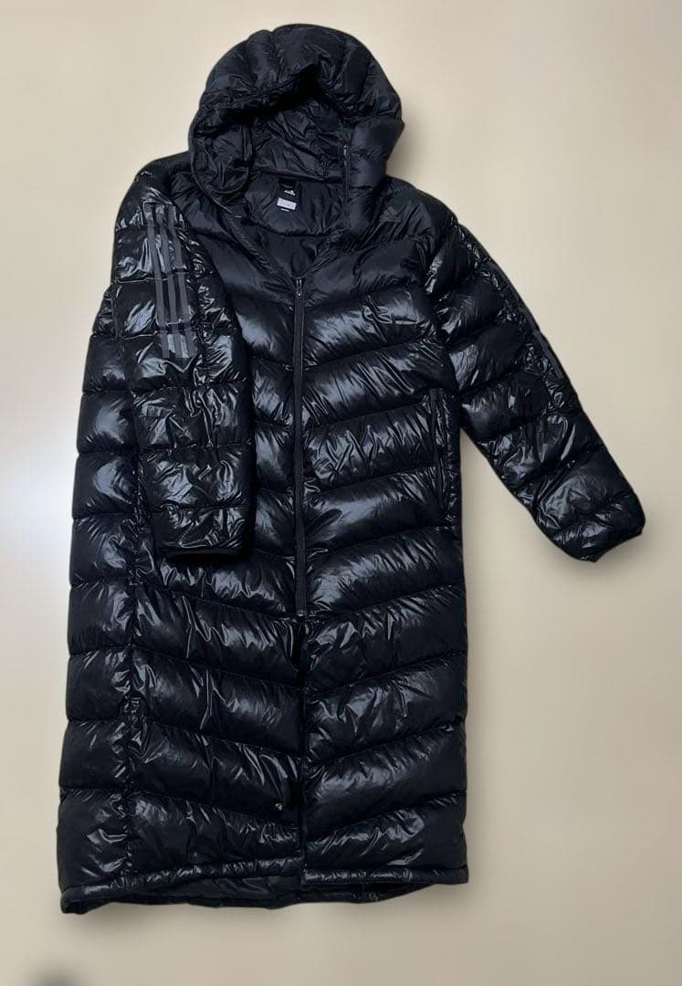 adidas 軽量ダウンベンチコートロング