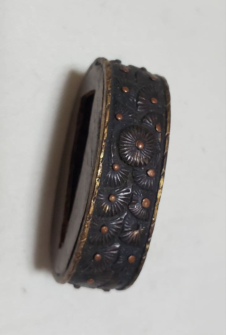 素晴らしい仕事の　縁金具　押合い菊の図　江戸時代