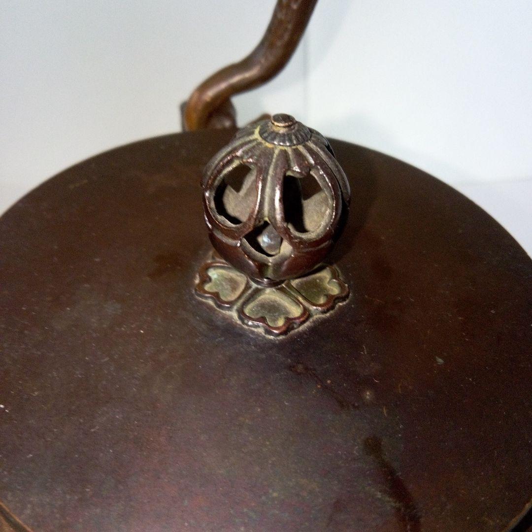 亀文堂造　鉄瓶　楼閣山水盛上紋様　霊芝銅持手