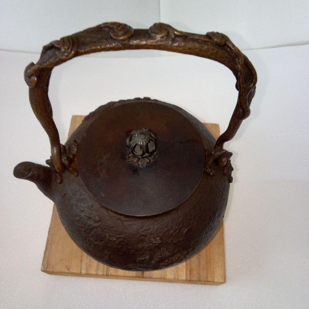 亀文堂造　鉄瓶　楼閣山水盛上紋様　霊芝銅持手