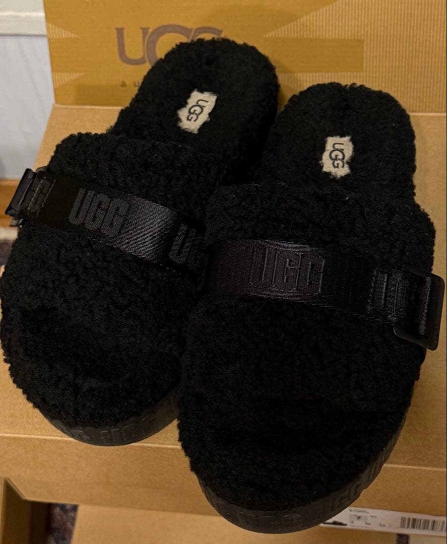 UGG ブラックサンダル　Fluffita サイズ7 ソックスで履いて可愛いです