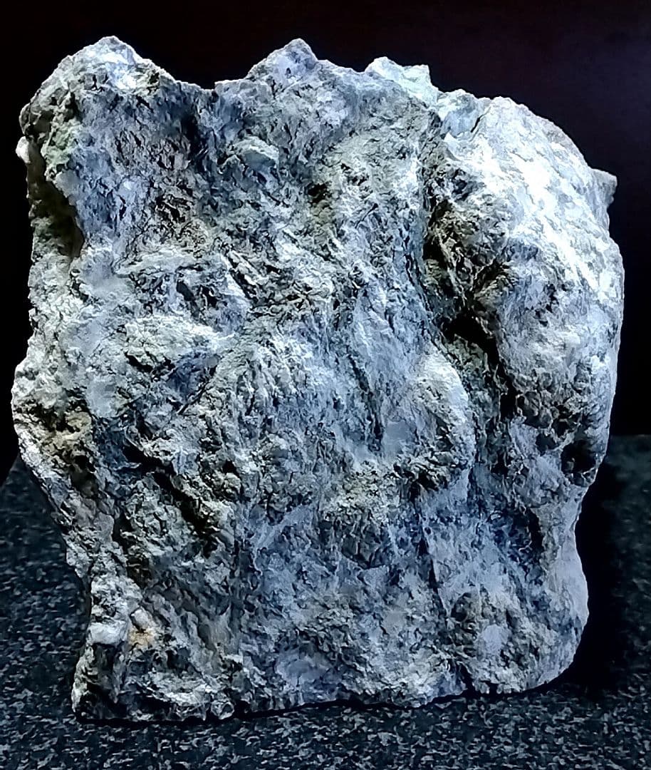 ★翡翠原石★糸魚川転石硬玉【横川・川ズレ・カチ割り2.6kg】