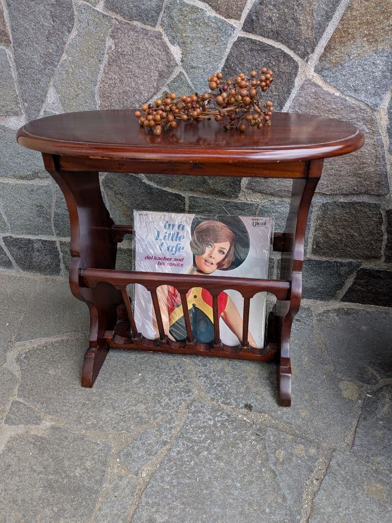 AI商品です。ミッドセンチュリー楕円形テーブル マガジンラックつき