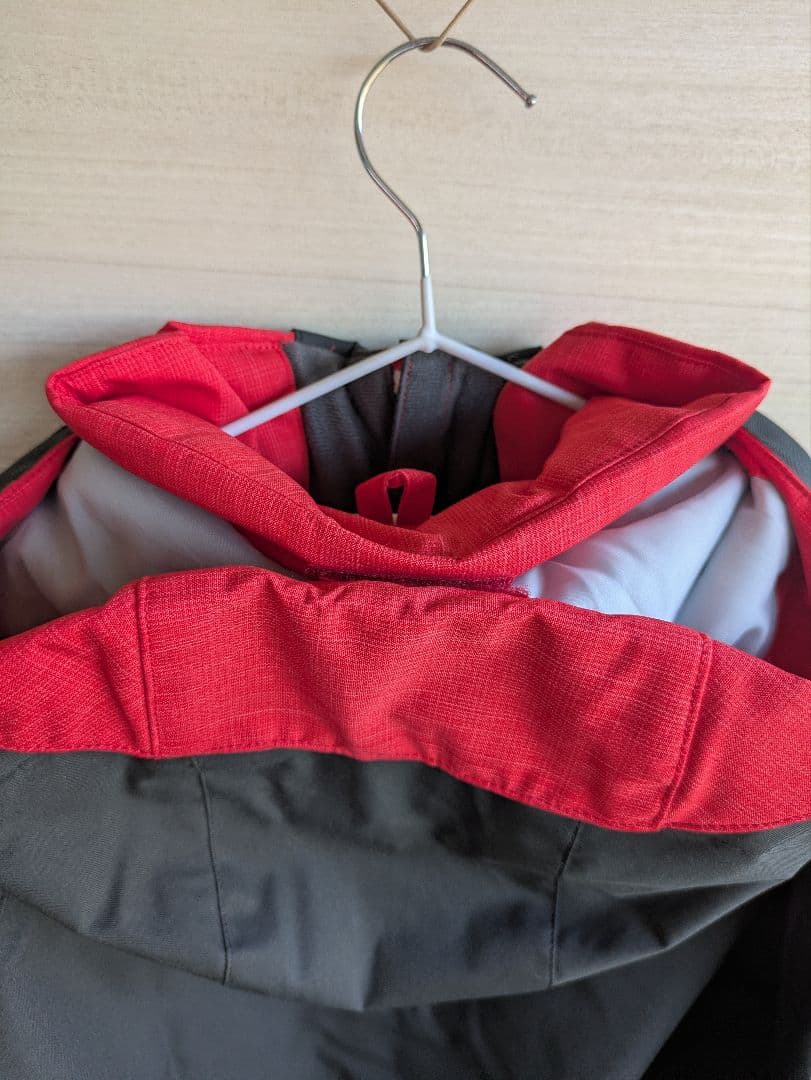 デサント 子ども用スキーウェア /サイズ調整可能 黒/赤 着脱フード付き130