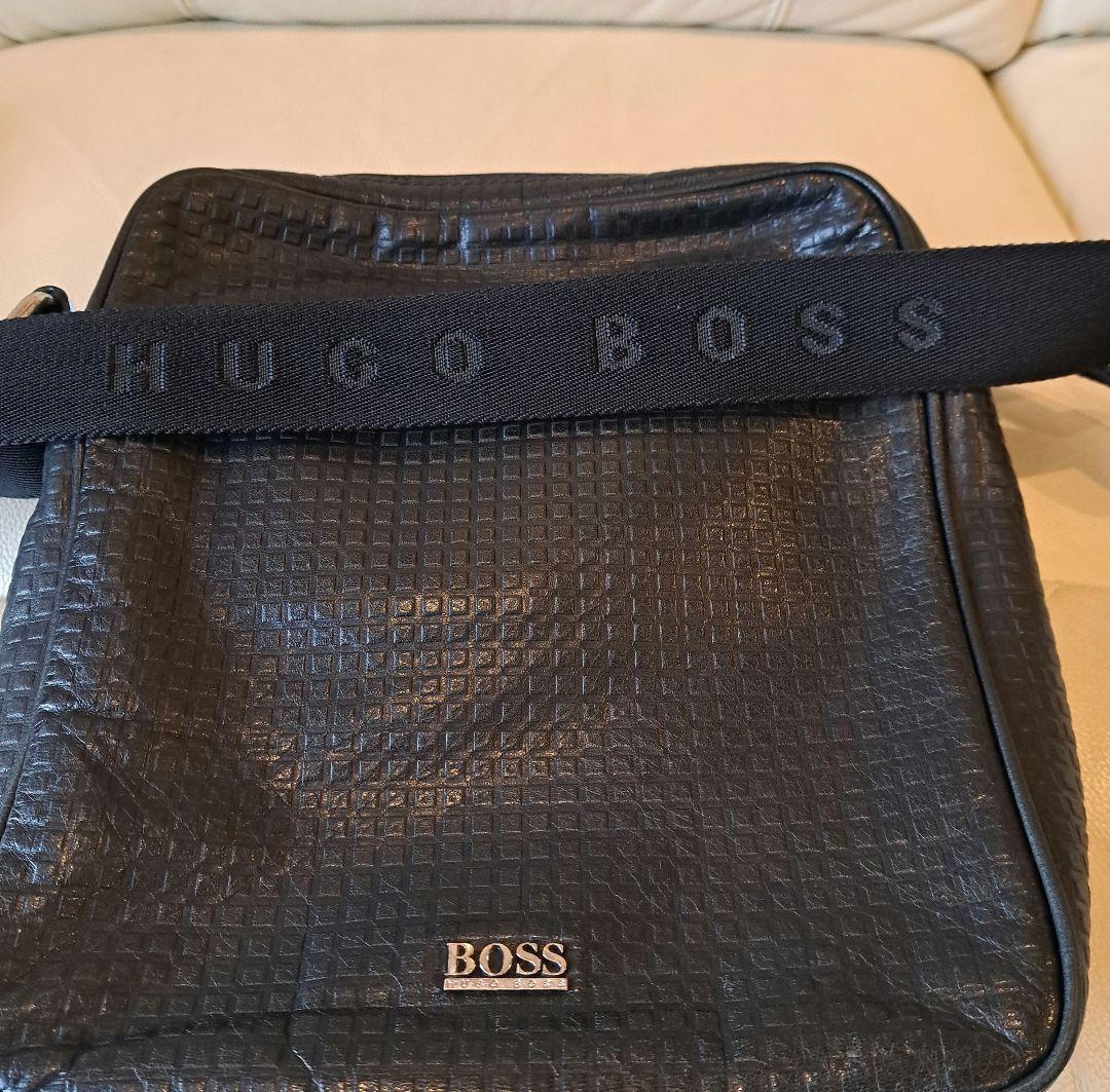 ヒューゴボス　ショルダーバッグ　黒　斜めがけ　ベルトロゴ　格子　オールレザー