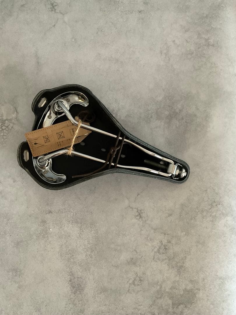 【またたび】新古品 革サドル Slik