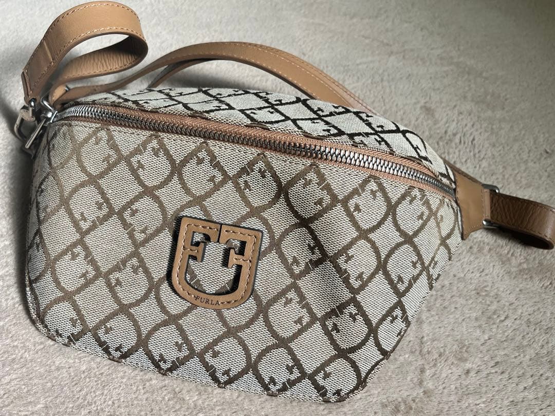 【土日限定値下げ】美品　FURLA ボディーバック