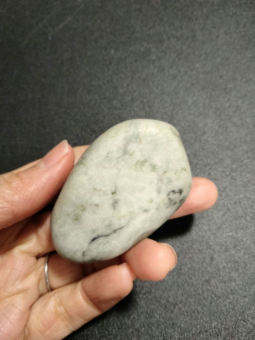 国石翡翠76g ヒスイ　ひすい　新潟県 糸魚川市姫川翡翠　原石　翡翠
早い者勝ち