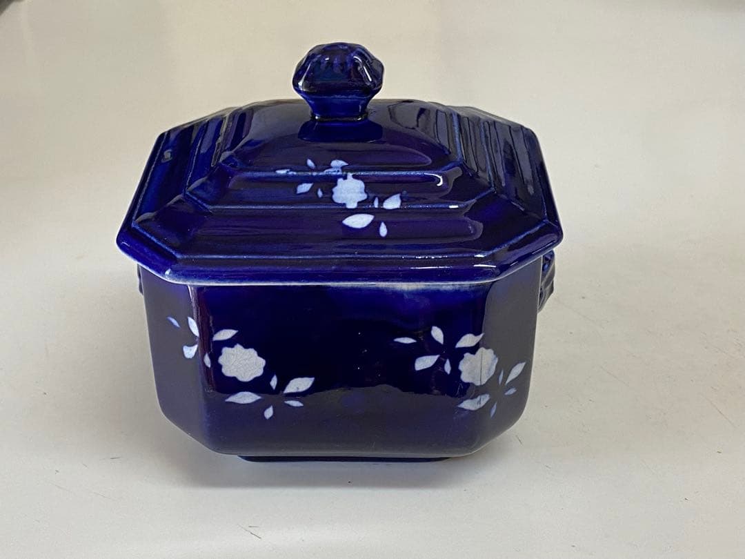 Choisy le Roi 蓋付きの器