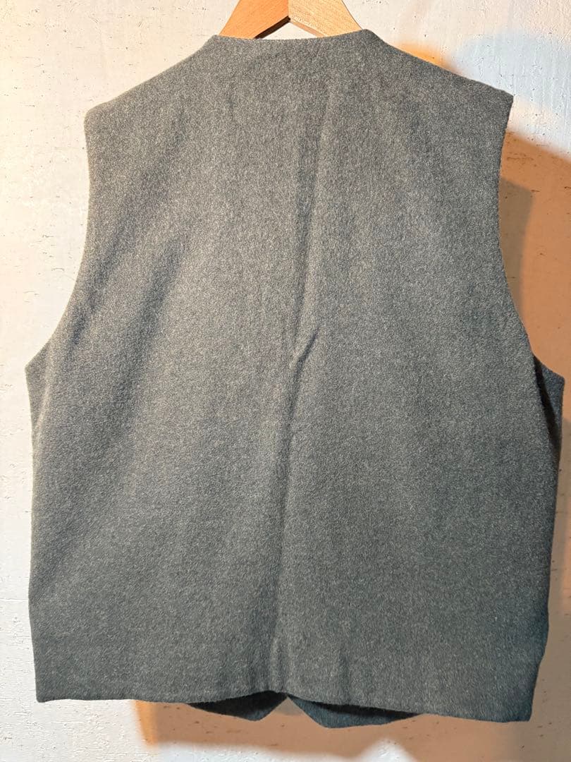 confect ウールモッサークルーネックベスト　カーキ