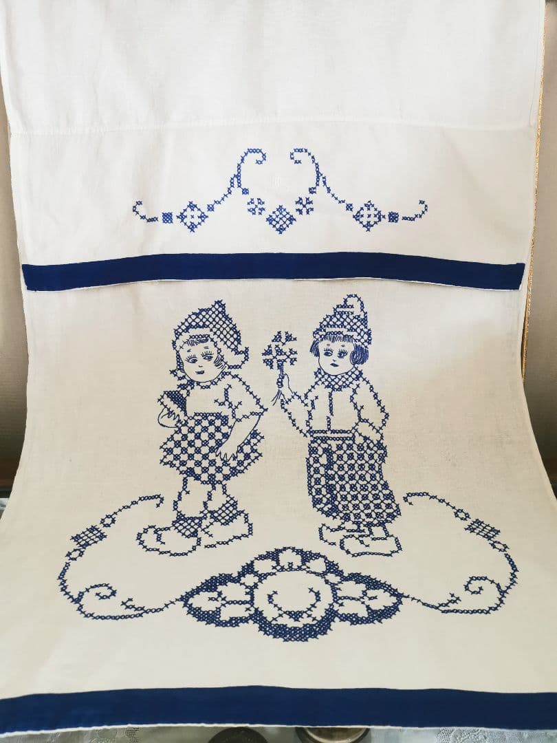 アンティーク オランダ 少女達の青糸刺繍リネン 縦長ドアカーテン 折返し幕パネル