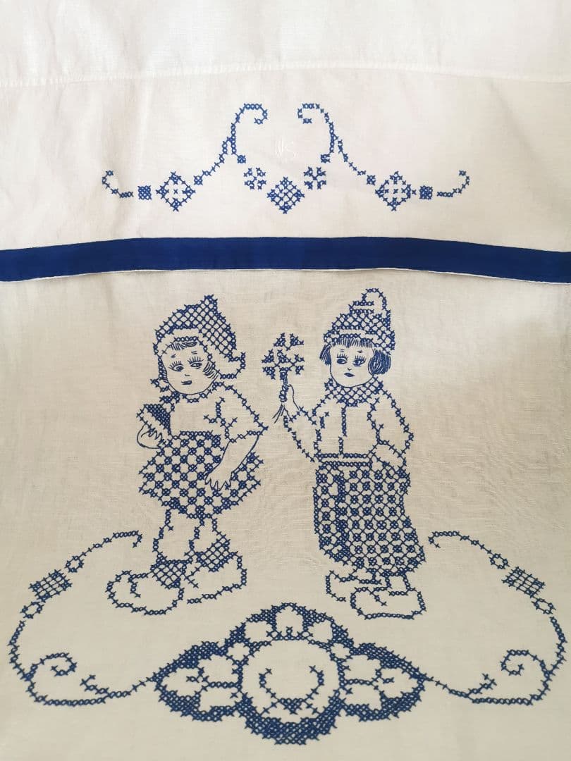 アンティーク オランダ 少女達の青糸刺繍リネン 縦長ドアカーテン 折返し幕パネル