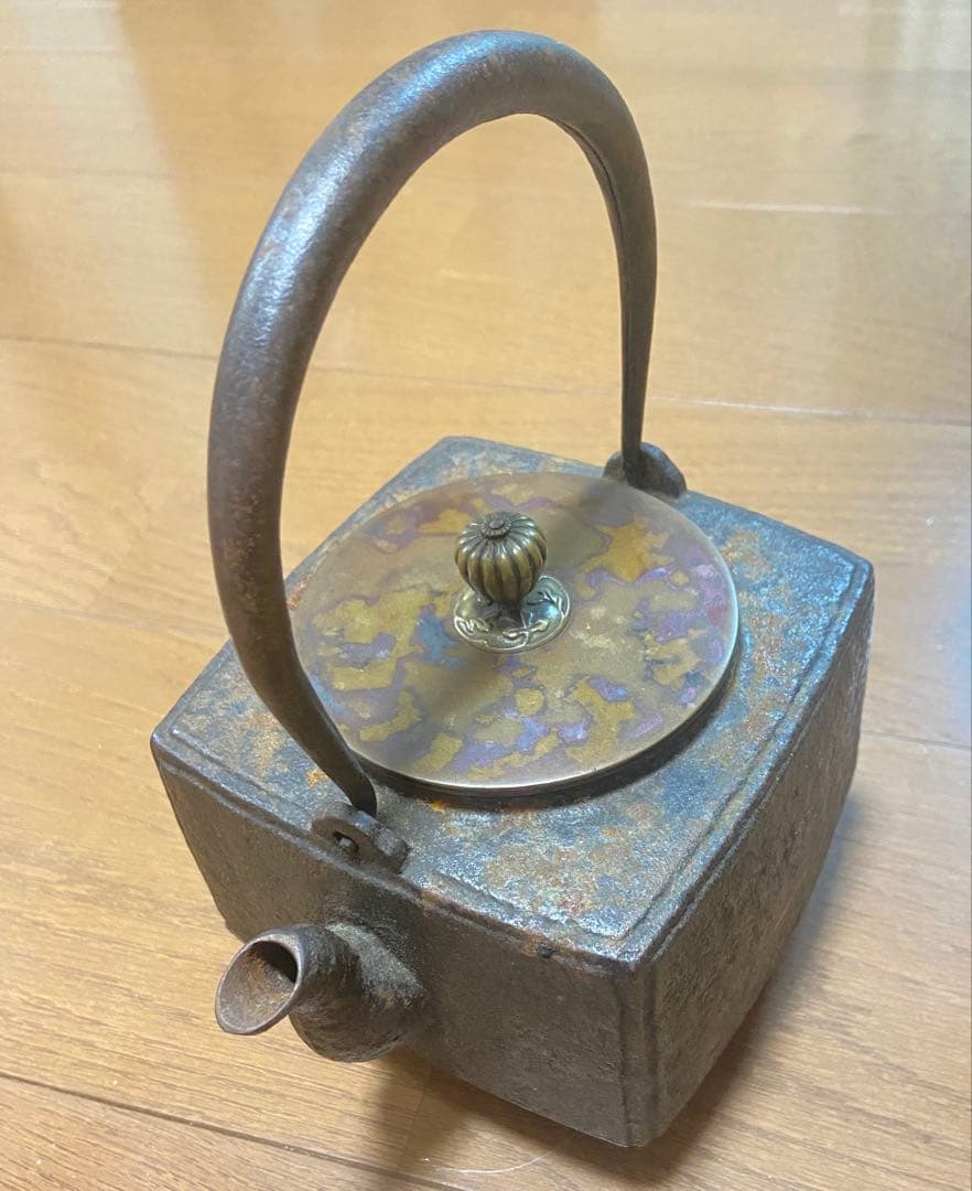 四角鉄瓶　金属装飾付き