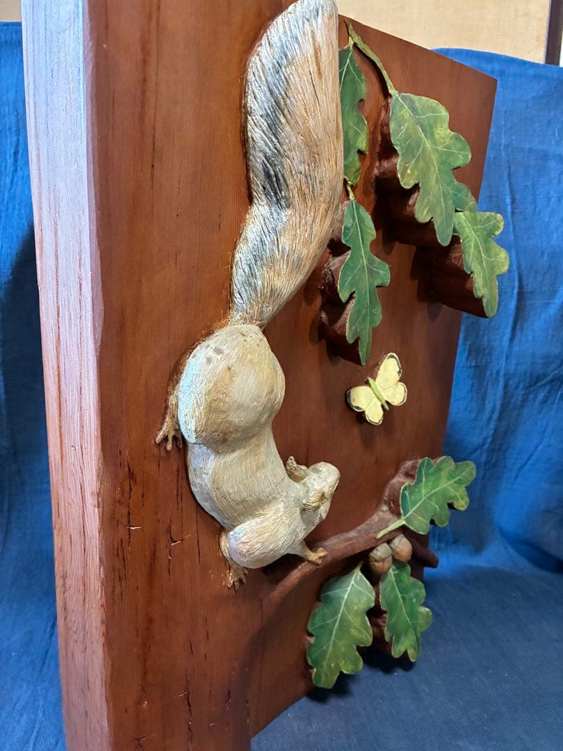 クヌギに登ってドングリを食べるリス　レリーフ　一枚板に浮き彫り