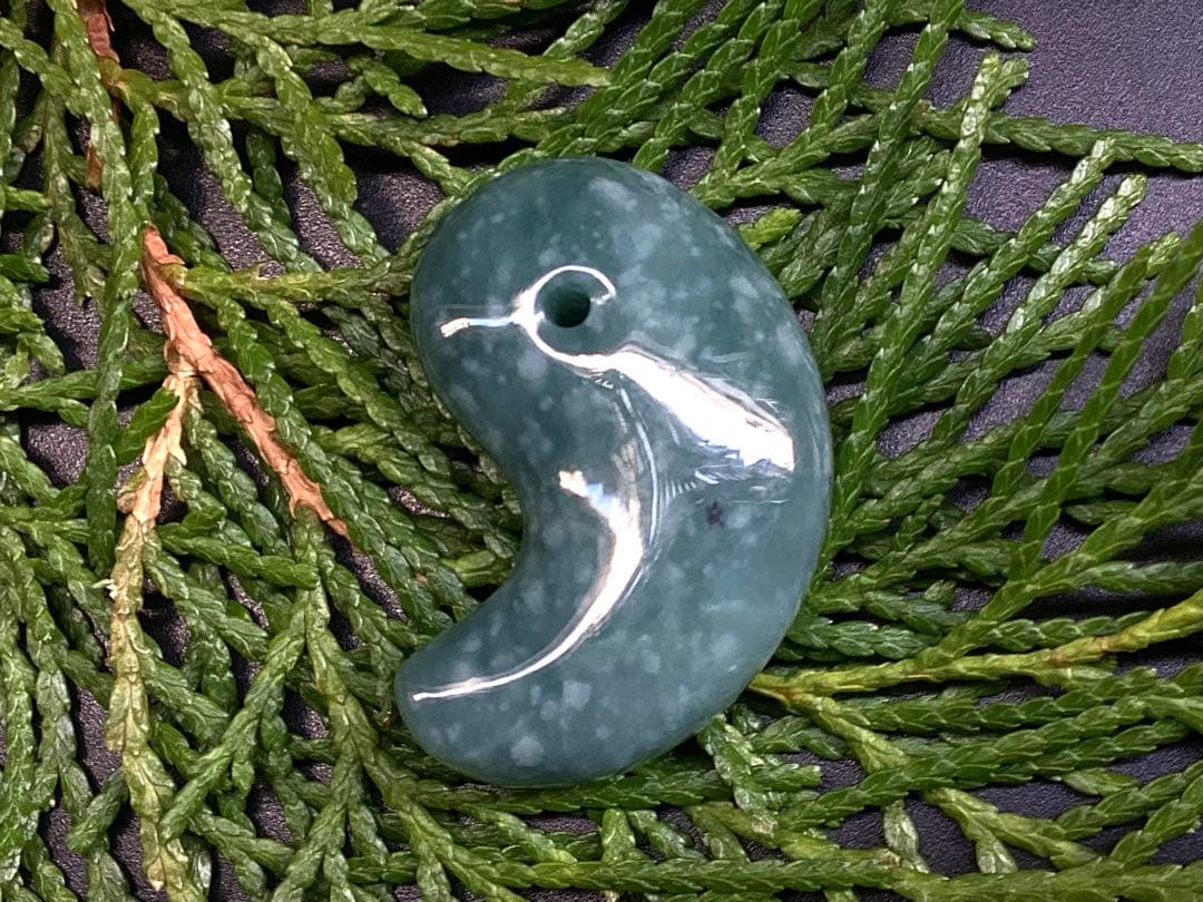 ✳ premiumシリーズ天然翡翠 雪輪文様*再結晶線入り　限定品　一流の勾玉を