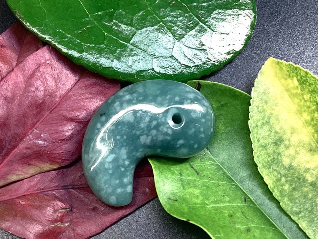 ✳ premiumシリーズ天然翡翠 雪輪文様*再結晶線入り　限定品　一流の勾玉を