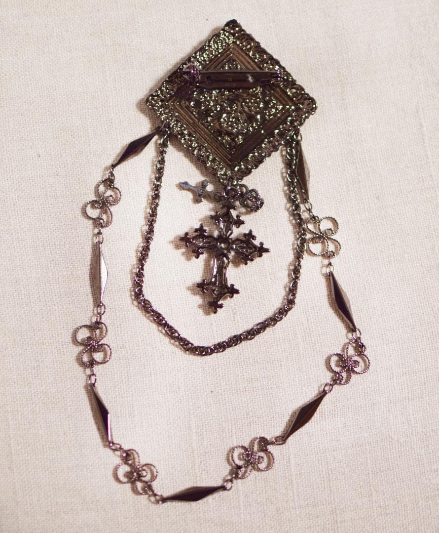 BPN　チェーン付きクロスモチーフブローチ