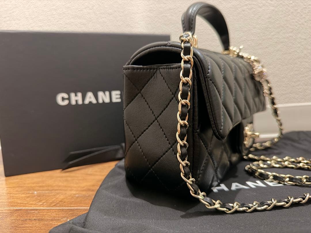 ノベルティ　ccロゴ　ブラック　キルティングバッグ　チャーム付き（取り外し可能）