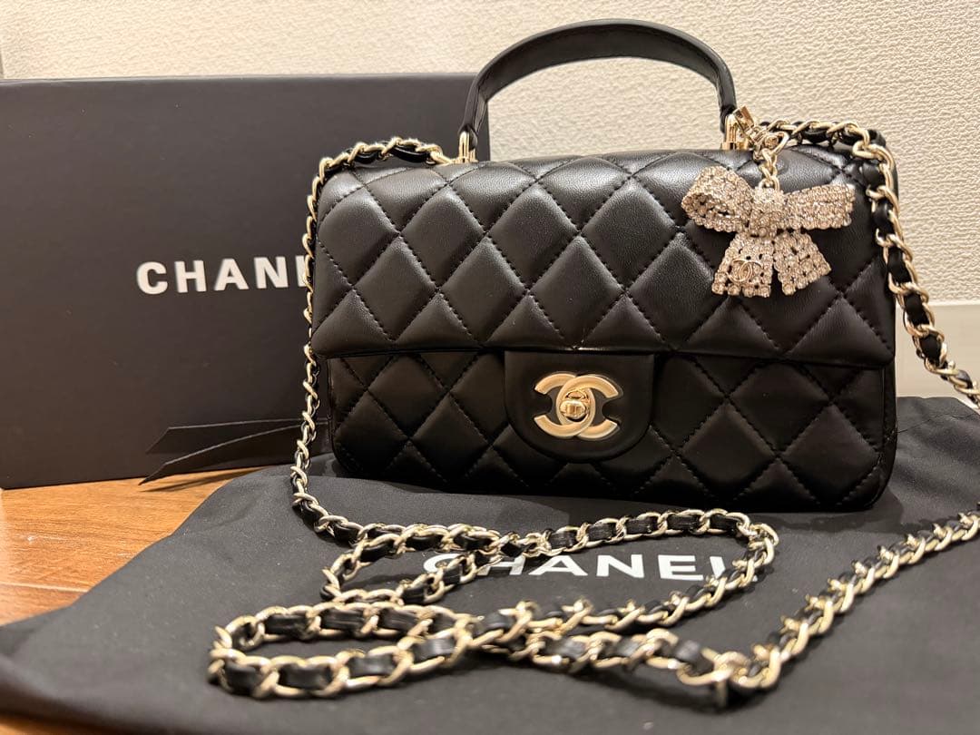 ノベルティ　ccロゴ　ブラック　キルティングバッグ　チャーム付き（取り外し可能）