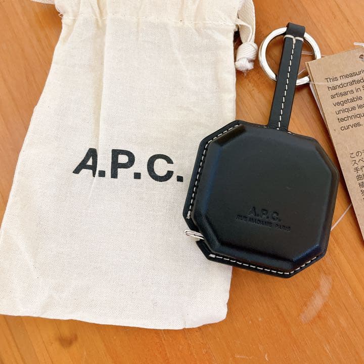 【新品未使用】A.P.C. テープメジャー 定価2万 黒 ロゴ キーホルダー