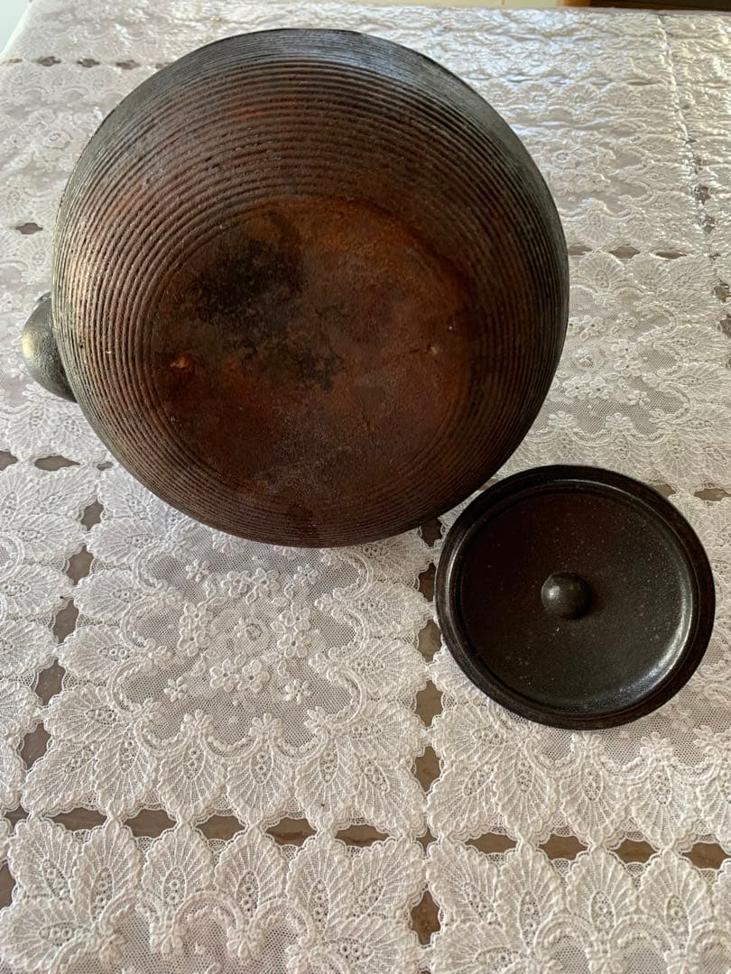 黒い鉄瓶 凹凸デザイン 蓋付き