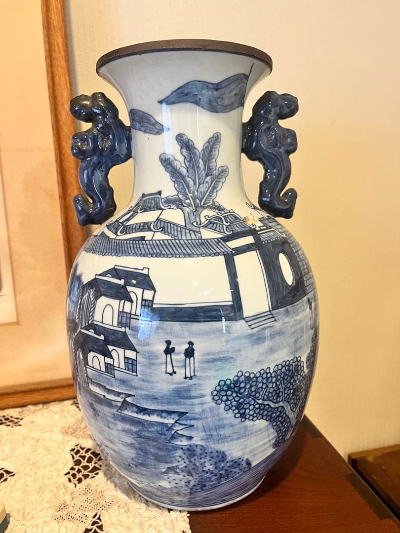 青白い陶器の花瓶 獅子持ち