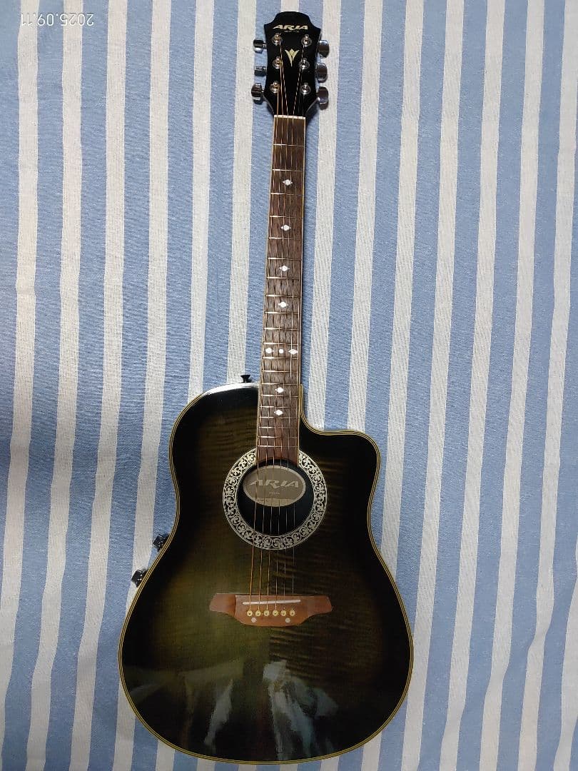 90年代のARIAのABSファイバー・エレ・アコースティックギターAMB-35