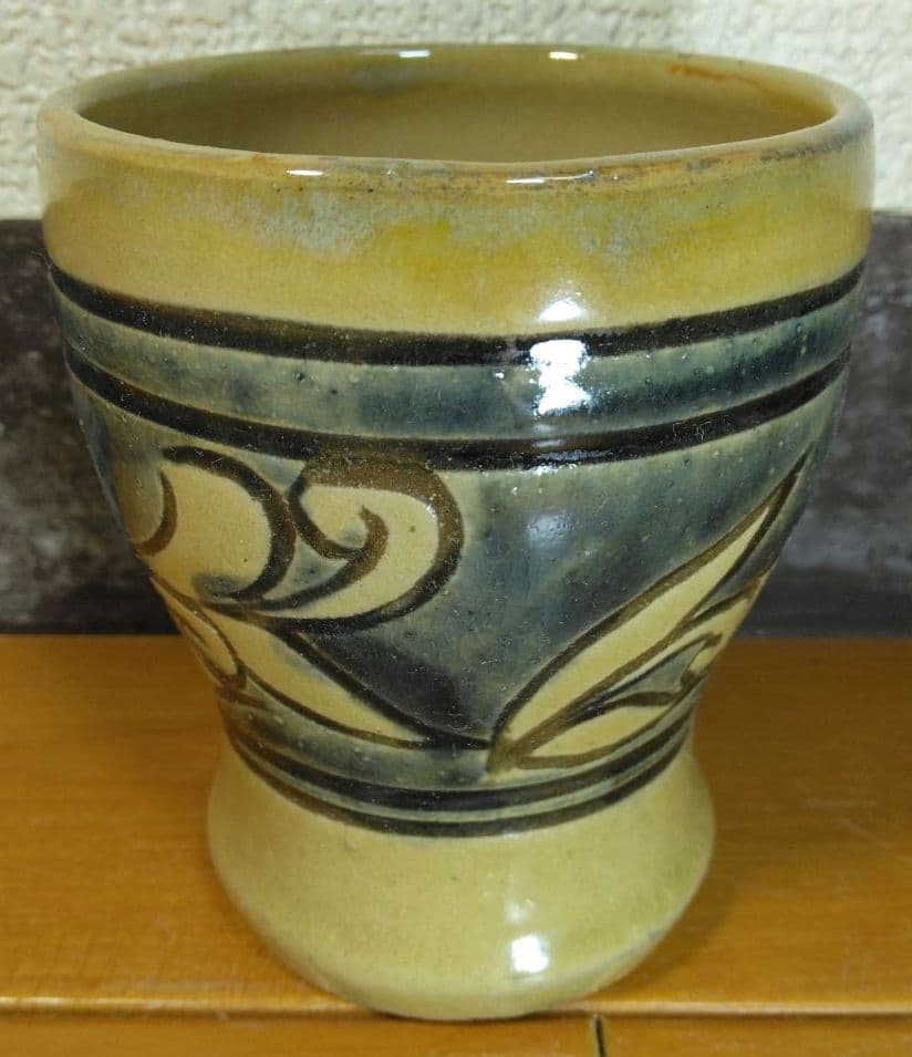人間国宝 金城次郎 壷屋焼ゴブレット(草花文) 栞 共箱 美品 やちむん 壺屋焼