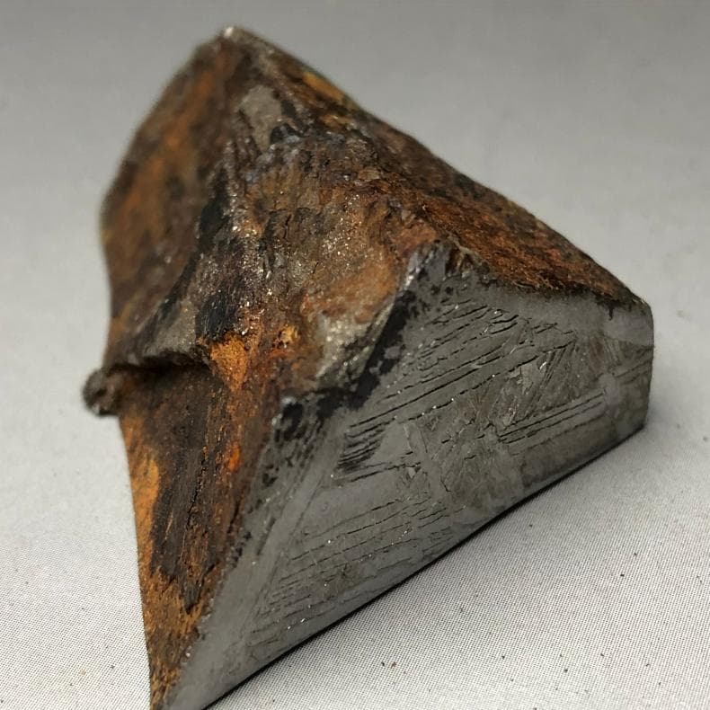 隕石 鉄隕石　アルタイ隕石　原皮付き　ナチュラル　原石　重さ約93ｇ　台付き